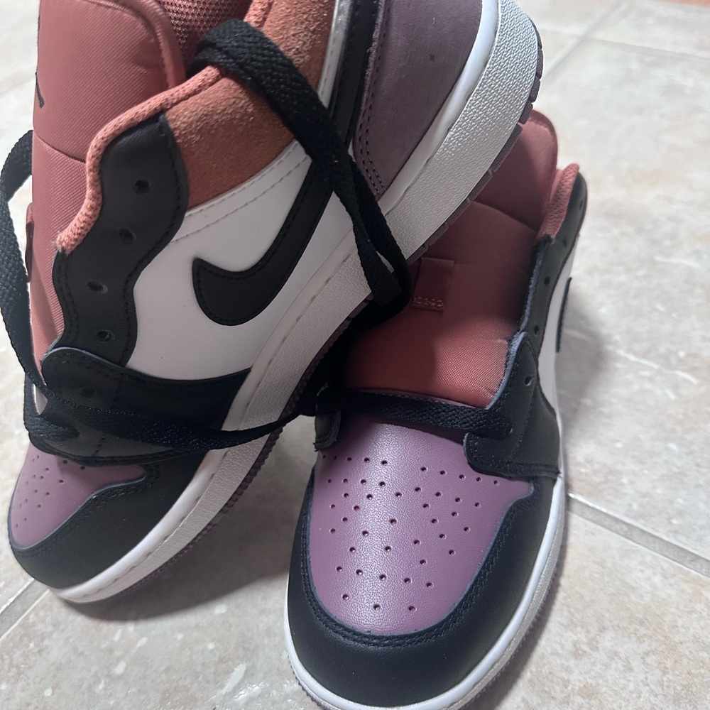 Nike Kids Low-Top Sneakers in Pink, Coral and Black